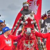 Rycerze w zbrojach i strojach z orłem białym, jak postać literacka może zmienić bieg historii w powieściach uchronicznych.