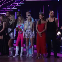 Uczestnicy "Tańca z Gwiazdami" stoją na scenie. Kto odpadnie dzisiaj?