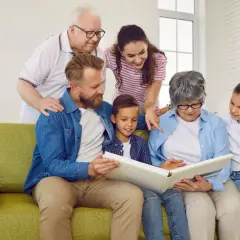 Rodzina ogląda album, zastanawiając się, czy więzy krwi są w literaturze ważniejsze niż relacje z wyboru.