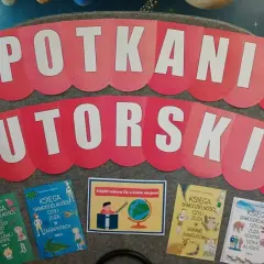 Jak zorganizować spotkanie autorskie, które nie będzie nudne? Baner "SPOTKANIE AUTORSKIE" i książki o Zuzie zachęcają do zabawy!