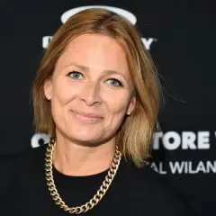 Kobieta z blond włosami i złotym łańcuchem na szyi. Ile lat ma odeta moro? Trudno powiedzieć, ale wygląda na około 40 lat.