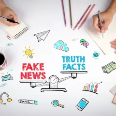 Waga z napisem "Fake News" i "Truth Facts" ilustruje objawy słabego researchu w powieściach. Dwie ręce piszą, otoczone symbolami informacji.