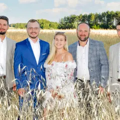 Pięcioro młodych ludzi w eleganckich strojach pozuje na polu pszenicy. Czy to zapowiedź, kiedy powtórka Rolnik szuka żony?