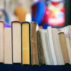 Rząd książek, niektóre z kolorowymi okładkami. Szukasz perełek w literaturze young adult, które nie są oczywiste?