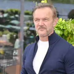 Cezary Pazura, znany aktor, w granatowym swetrze. Ile ma lat Cezary Pazura? Wiek aktora to tajemnica, ale wygląda świetnie!