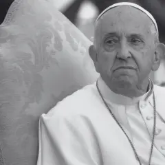 Papież Franciszek siedzi na ozdobnym krześle. Wiele osób zastanawia się, ile lat ma papież.
