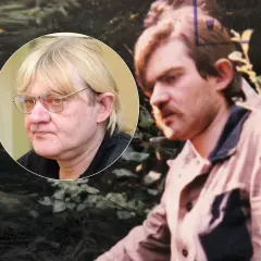 Portret mężczyzny w okularach nałożony na zdjęcie innego mężczyzny w jasnej kurtce, na tle zieleni.