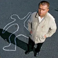 Detektyw analizuje ślady na miejscu zbrodni. Klucz do tego, jak stworzyć wiarygodny portret psychologiczny postaci w kryminale.