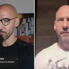 Dwóch łysych mężczyzn, jeden z mikrofonem, drugi w słuchawkach. Zastanawiamy się, ile lat mają bracia rodzeni.