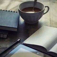 Notatki, tablet i kawa – idealne narzędzia, by zastanowić się, jak stworzyć antagonistę z którym czytelnik może się utożsamić.