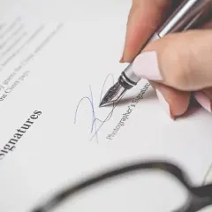 Ile kosztuje dopisanie żony do aktu notarialnego? Sprawdź ukryte wydatki