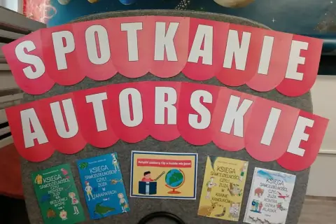 Jak zorganizować spotkanie autorskie, które nie będzie nudne? Baner "SPOTKANIE AUTORSKIE" i książki o Zuzie zachęcają do zabawy!