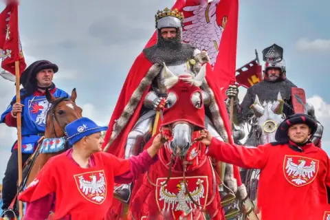 Rycerze w zbrojach i strojach z orłem białym, jak postać literacka może zmienić bieg historii w powieściach uchronicznych.