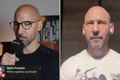 Dwóch łysych mężczyzn, jeden z mikrofonem, drugi w słuchawkach. Zastanawiamy się, ile lat mają bracia rodzeni.