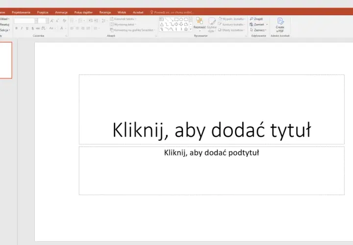 Ekran programu PowerPoint z pustym slajdem tytułowym i tekstem "Kliknij, aby dodać tytuł".