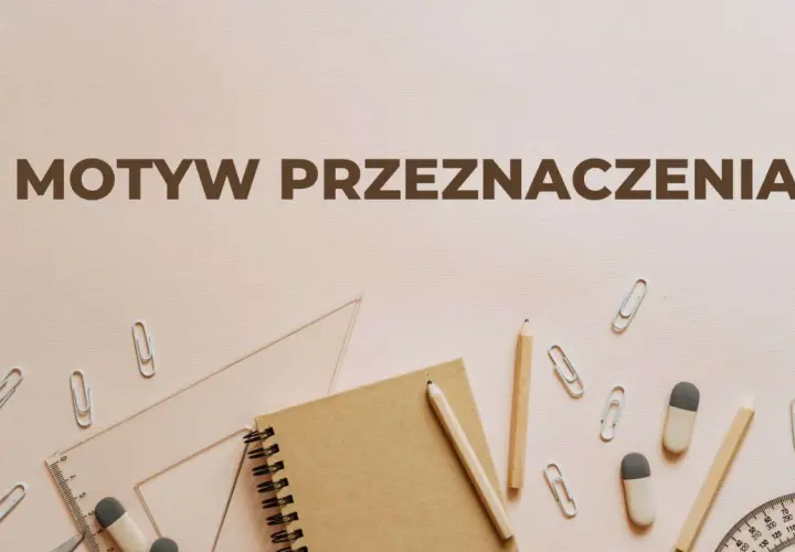 Notatnik, ołówki, linijka, gumki i spinacze na jasnym tle.