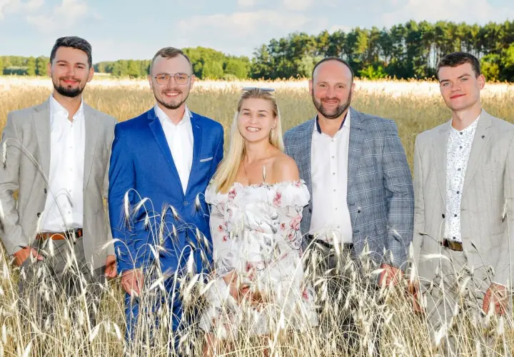 Pięcioro młodych ludzi w eleganckich strojach pozuje na polu pszenicy. Czy to zapowiedź, kiedy powtórka Rolnik szuka żony?