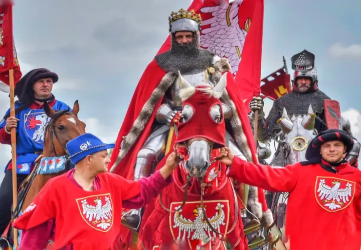 Rycerze w zbrojach i strojach z orłem białym, jak postać literacka może zmienić bieg historii w powieściach uchronicznych.