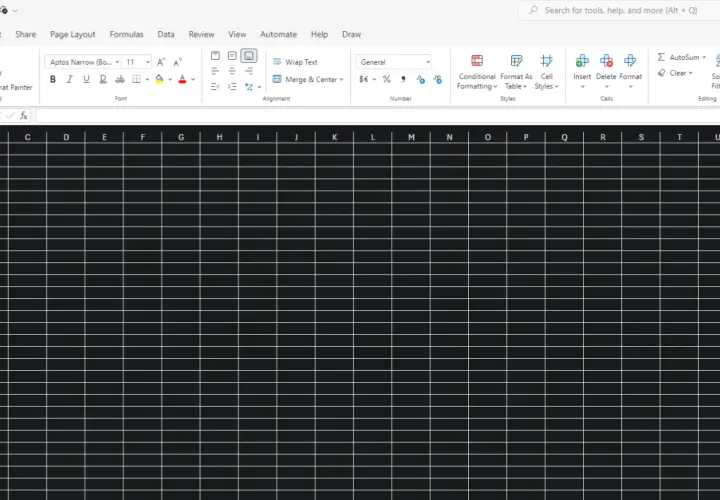 Pusta tabela w programie Excel z widocznym paskiem narzędzi.