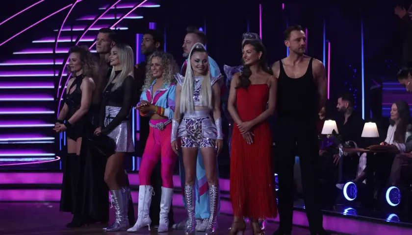 Uczestnicy "Tańca z Gwiazdami" stoją na scenie. Kto odpadnie dzisiaj?