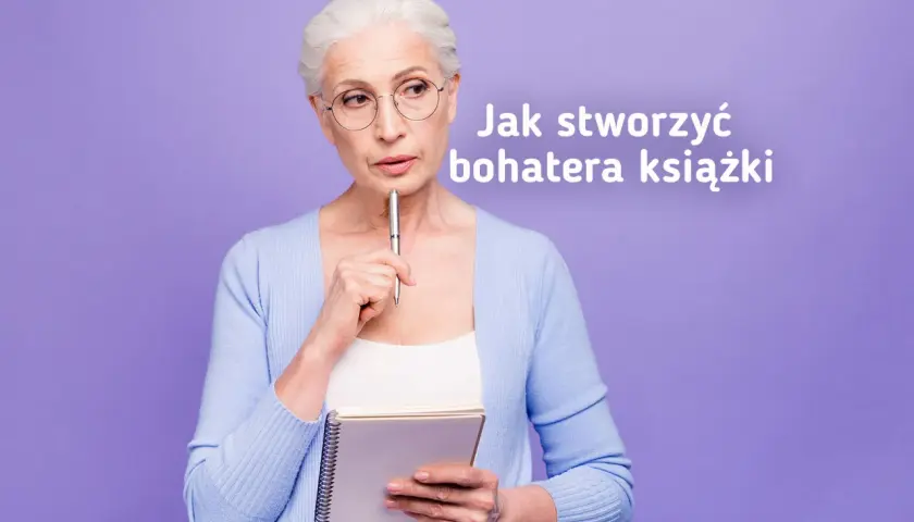 Kobieta z notatnikiem i długopisem zastanawia się, jak przygotować arkusz postaci przed pisaniem książki.