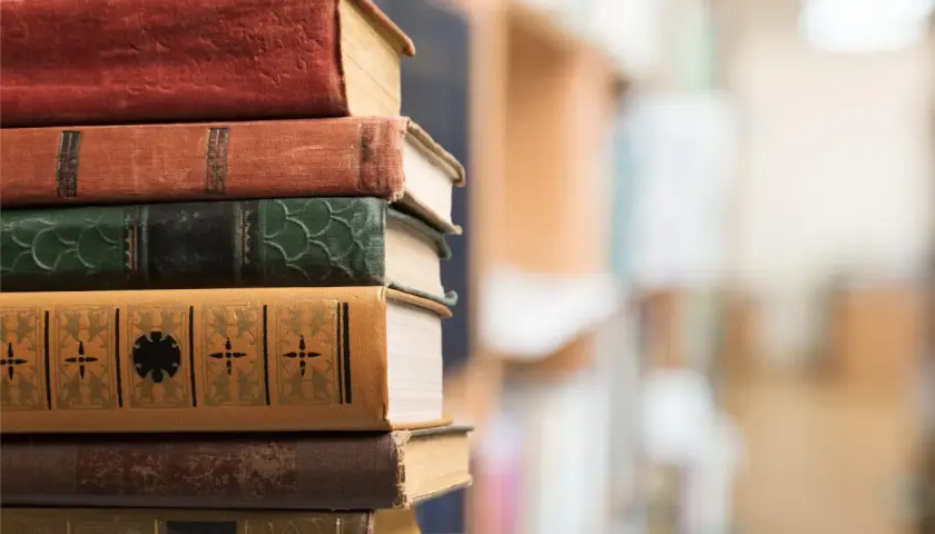 Stos starych książek. W powieści epistolarnej listy miłosne budują intymność i ujawniają motywacje postaci.