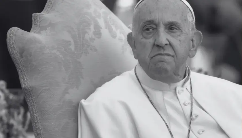Papież Franciszek siedzi na ozdobnym krześle. Wiele osób zastanawia się, ile lat ma papież.