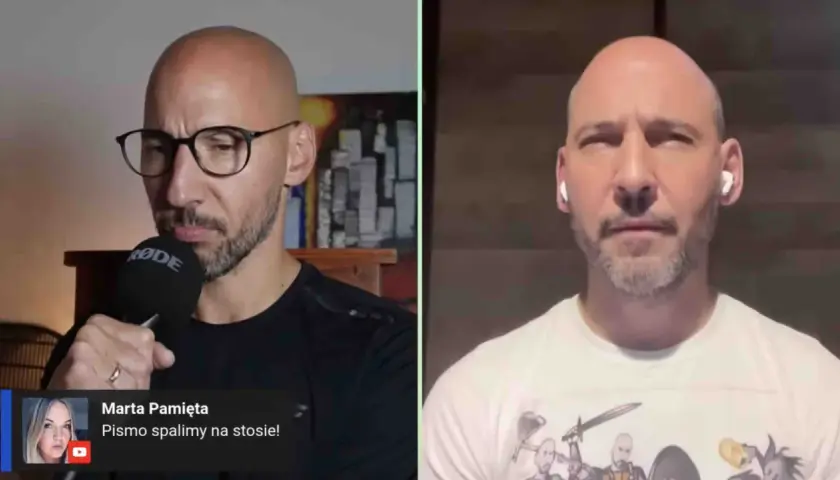 Dwóch łysych mężczyzn, jeden z mikrofonem, drugi w słuchawkach. Zastanawiamy się, ile lat mają bracia rodzeni.