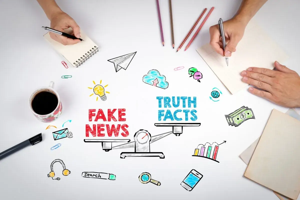 Waga z napisem "Fake News" i "Truth Facts" ilustruje objawy słabego researchu w powieściach. Dwie ręce piszą, otoczone symbolami informacji.
