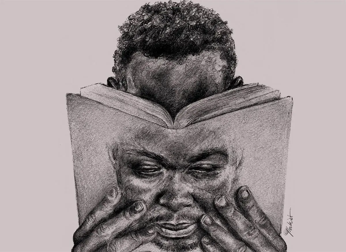 Portret mężczyzny czytającego książkę, symbolizujący głębokie zanurzenie w lekturze, klucz do zrozumienia przyczyn sukcesu wydawnictw butikowych i niszowych imprintów.