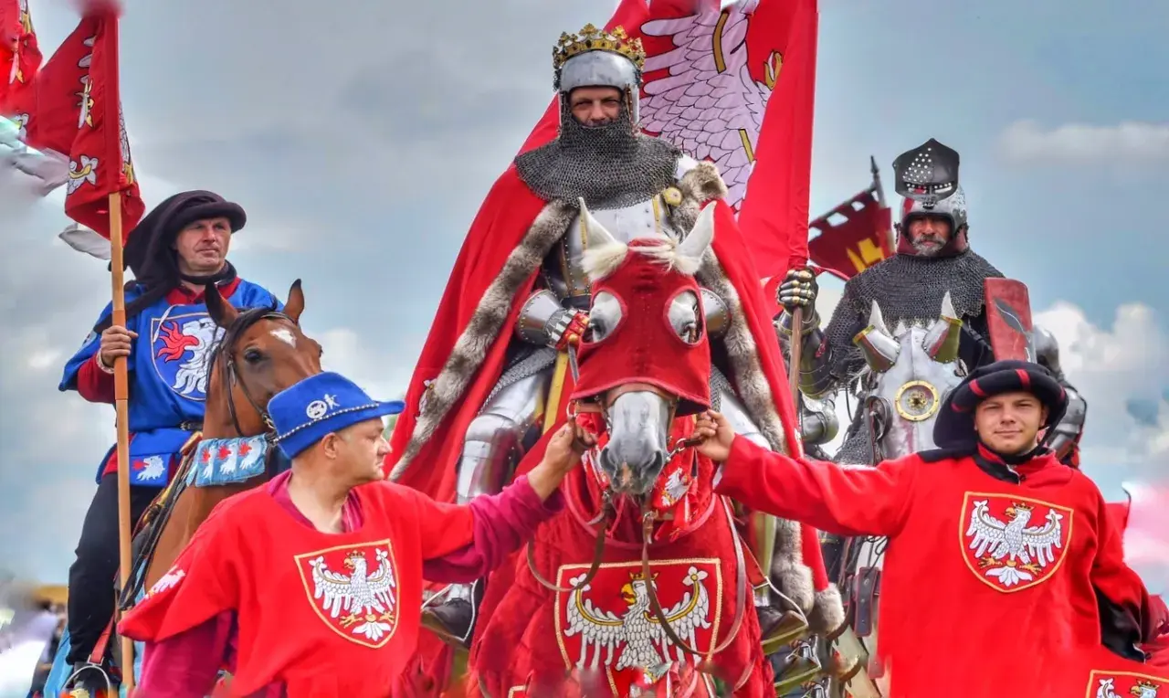 Rycerze w zbrojach i strojach z orłem białym, jak postać literacka może zmienić bieg historii w powieściach uchronicznych.