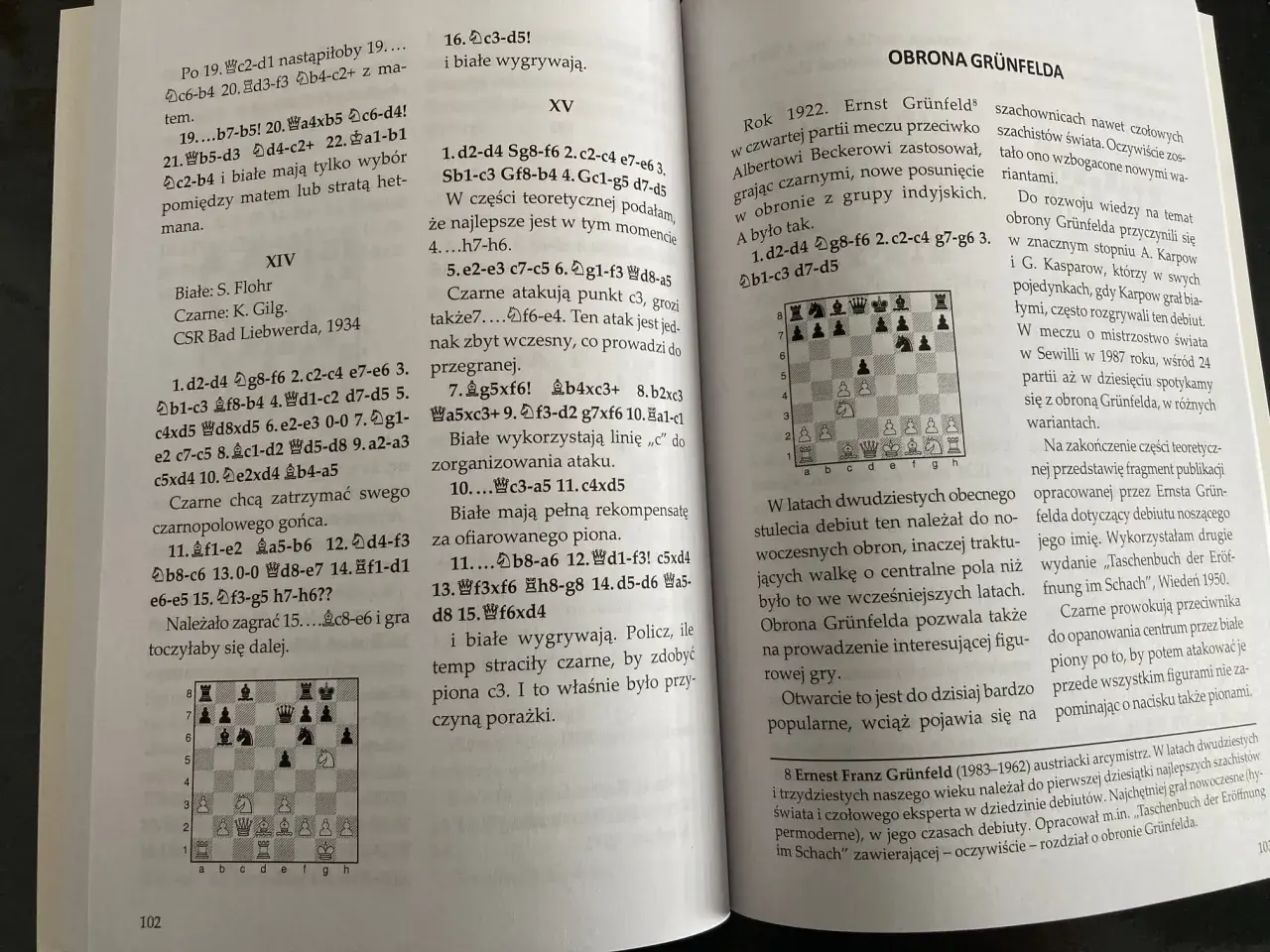 Szachownica z figurami, tekst o przyczynach wycofywania się wydawców z publikacji niszowych debiutów.