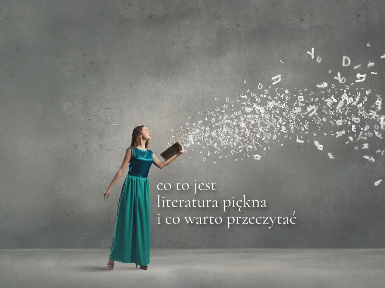 Kobieta w sukni wypuszcza z książki litery, symbolizujące literaturę piękną i jej granice.