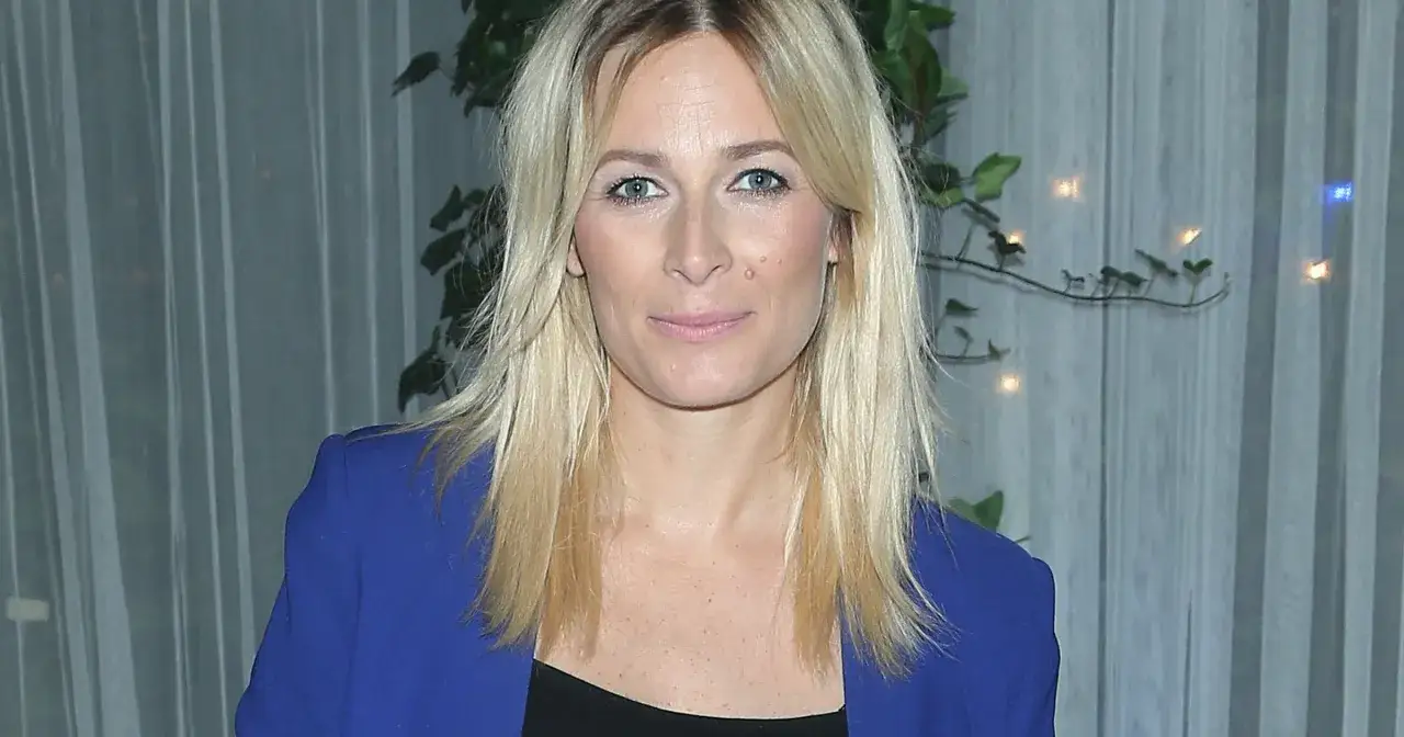 Blondynka w niebieskiej marynarce, z pieprzykami na policzku. Ile lat ma odziana w moro? Tego nie wiemy, ale na pewno wygląda świetnie.