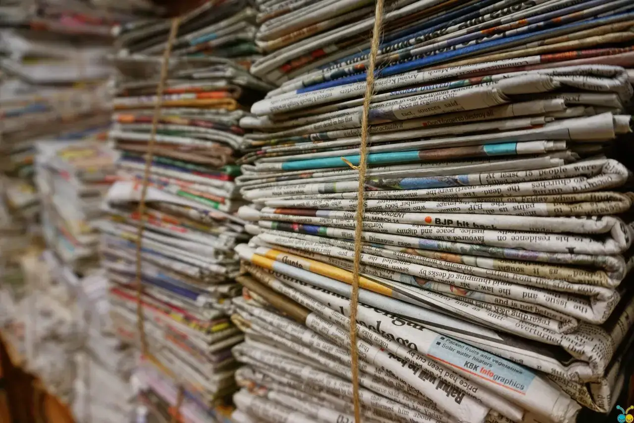 Stosy gazet, które mogą ilustrować przyczyny wzrostu cen papieru i ich wpływ na cenę okładkową książki.