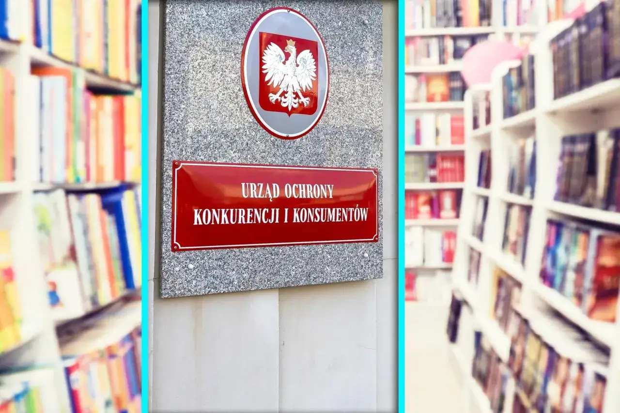 Tablica UOKiK obok regałów z książkami. Czy upadek hurtowni książek wpłynie na małe i średnie wydawnictwa?