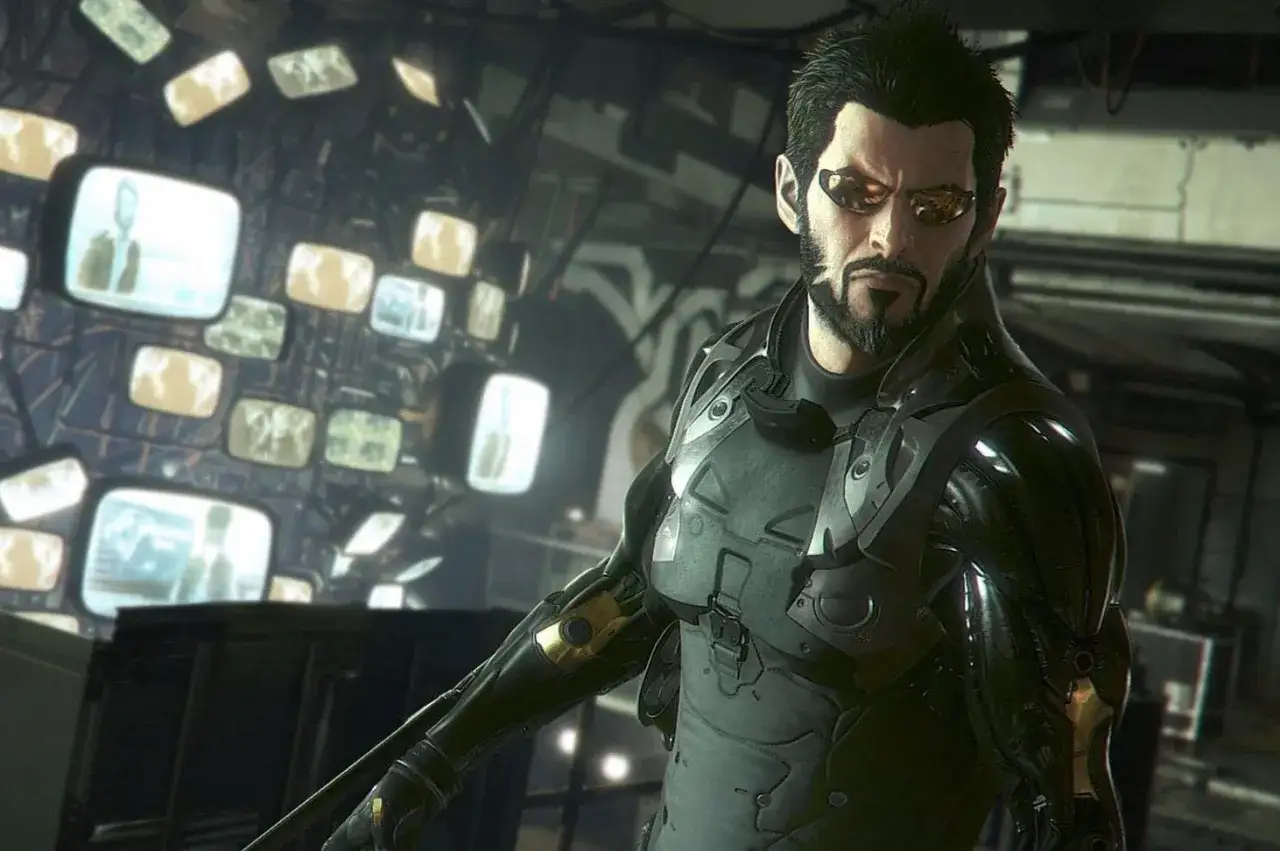 Adam Jensen w futurystycznym pancerzu, otoczony przez ekrany. To wizualizacja skutków nadmiernego używania deus ex machina w rozwiązaniu fabuły.