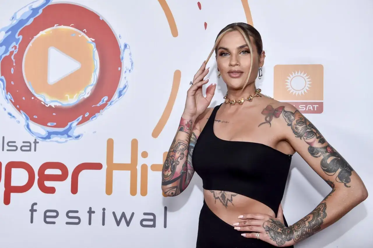 Karolina Gilon, której wiek jest tajemnicą, prezentuje tatuaże na festiwalu SuperHit.
