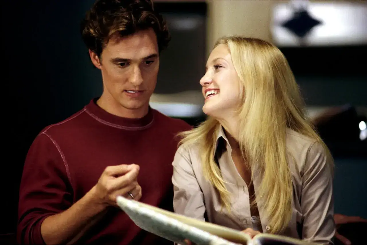 Matthew McConaughey i Kate Hudson w komedii romantycznej, gdzie ich postacie odkrywają, jakie są funkcje swatki i pośrednika w literaturze komediowej.