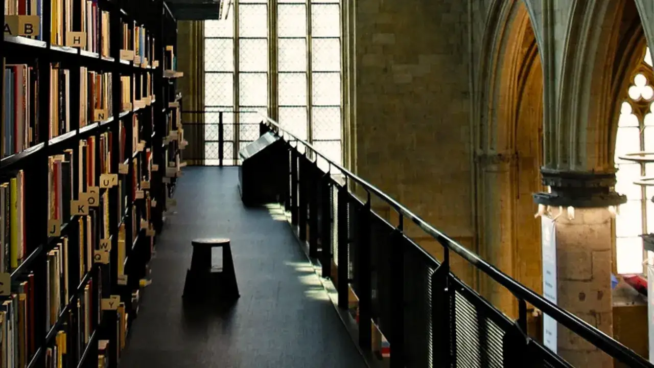 W bibliotece, gdzie regały uginają się od książek, szukamy inspiracji na jakie są trendy w literaturze faktu i reportażu wydawniczym 2026.