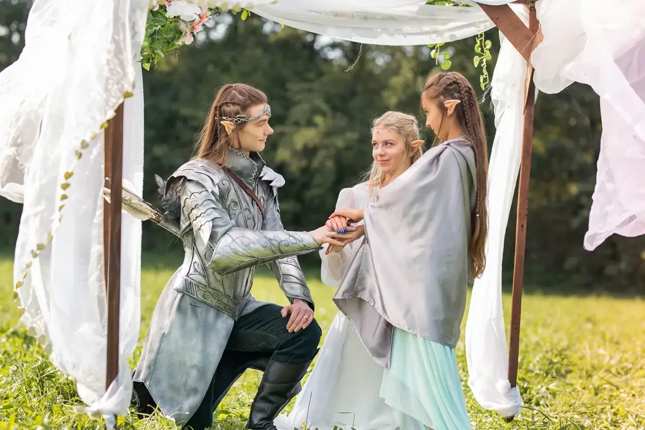 Elfia ceremonia ślubna pod baldachimem. Jak zaplanować ślub lub wesele w świecie fantasy tradycje i rytuały.